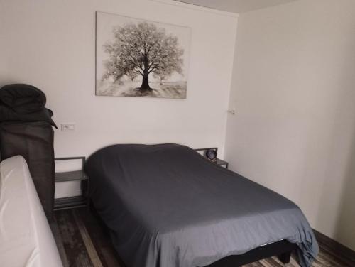 A bed or beds in a room at Moissac Charmant Appartement avec Jardin