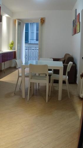 a white table and chairs in a living room at Residence SANTABBONDIO in Como