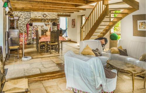 un homme assis sur un canapé dans un salon dans l'établissement Holiday Home Pont Aven Coteau De Keramperchec, à Pont-Aven