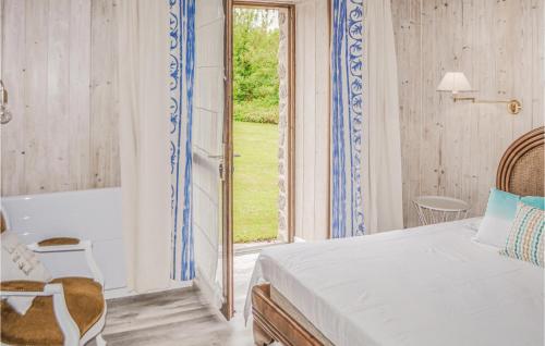 um quarto com uma cama, uma banheira e uma janela em 3 Bedroom Stunning Home In Pont Aven em Pont-Aven