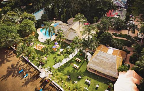 Bazén v ubytování Bahia del Sol Beach front Boutique Hotel nebo v jeho okolí