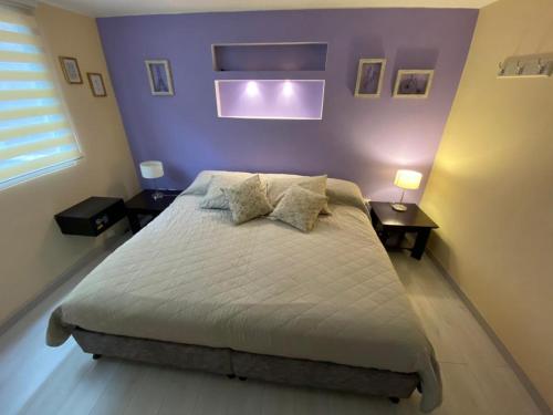 Tempat tidur dalam kamar di NR AIRPORT & EMBASSY / ROOMS-APARTMENTS