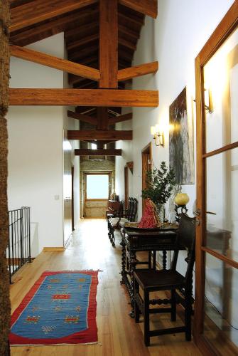 a hallway with a table and chairs in a house at Quinta de Seves in Covilhã