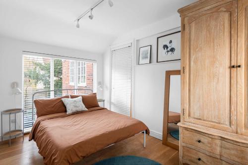 a bedroom with a bed and a large window at Beautiful Apartment Wendens Ambo Saffron Walden in Wendens Ambo