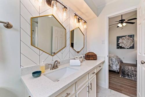 Ένα μπάνιο στο Super Cozy Entire House Near Downtown - Book Now !!