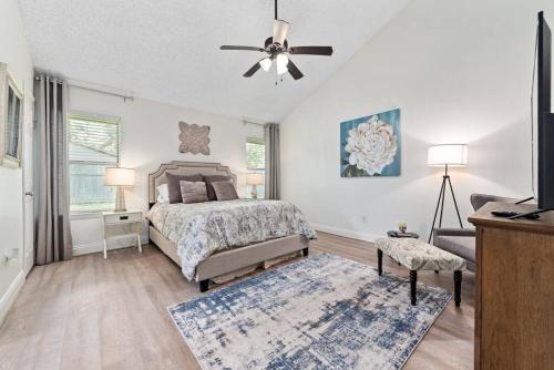 a bedroom with a bed and a ceiling fan at Super Cozy Entire House ABL Near Downtown - Book Now !! in Katy