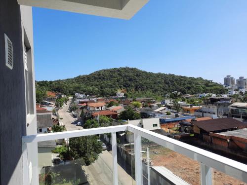 - Balcón con vistas a la ciudad en Agradável apartamento em bairro silencioso..., en Camboriú