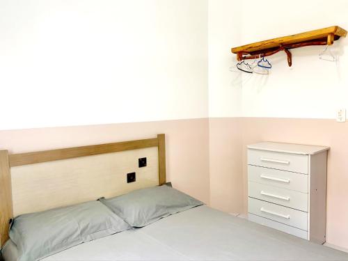 een slaapkamer met een bed en een basketbalring bij Pousada Figueira in Guarda do Embaú