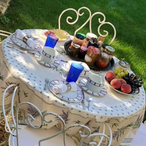 un tavolo con un piatto di cibo e bevande sopra di Le Grand Barrois a Crécy-la-Chapelle