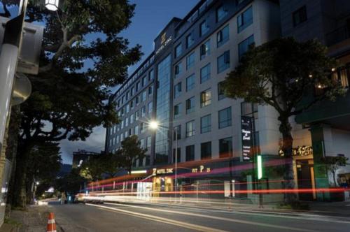 El barrio en el que está el hotel o un barrio cercano