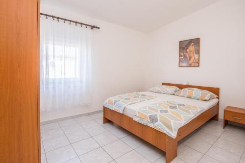 Posteľ alebo postele v izbe v ubytovaní Apartments by the sea Vir - 20203