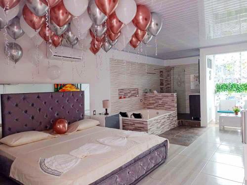 a bedroom with a bed with a bunch of balloons at Hotel Inmaculada Real in Florencia