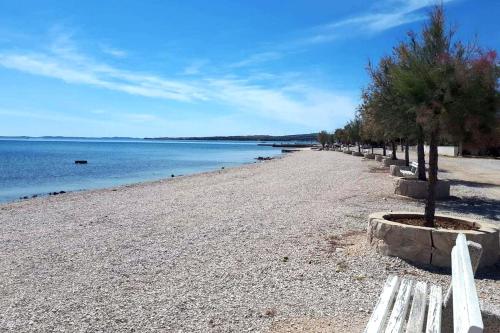 Fotografia z galérie ubytovania Holiday house with a parking space Vir - 20224 vo Viry