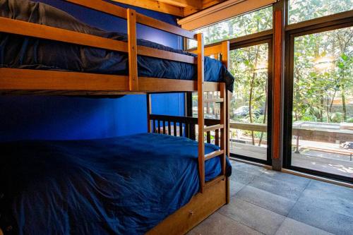 1 dormitorio con 2 literas y ventana en Casa William en el bosque en Valle de Bravo