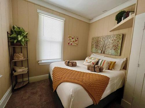 Un dormitorio con una cama con dos ositos de peluche. en Cozy cottage in the heart of the big city- dog friendly en Billings