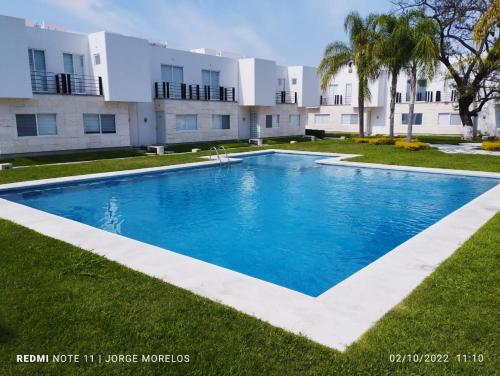 a swimming pool in front of a building at Casa Adhita, tú confort es nuestra prioridad. in Yautepec de Zaragoza