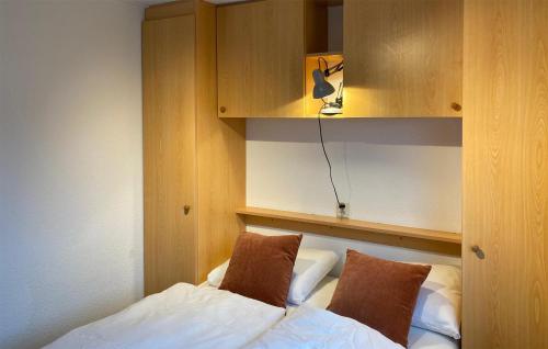 1 dormitorio con 1 cama con 2 almohadas y armario en 2 Bedroom Lovely Home In Breukelen, en Breukelen