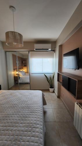 1 dormitorio con 1 cama grande y TV en Departamento - Excelente ubicación, Zona Centro. en Salta