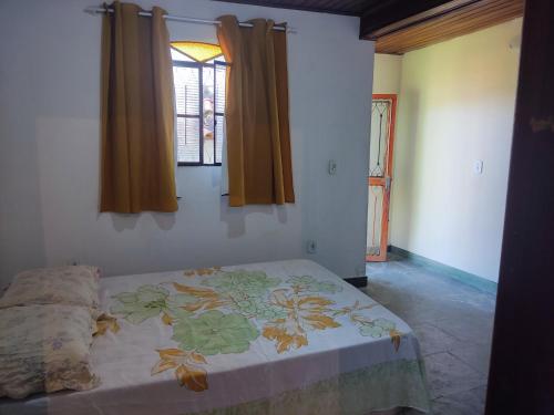 1 dormitorio con cama y ventana en Mangue House 2 en Barra de Guaratiba