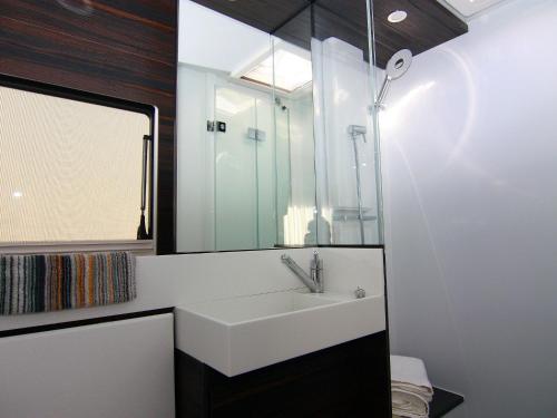 W łazience znajduje się umywalka i lustro. w obiekcie Dreamer luxury caravan on the backwaters, Lütow w mieście Lütow