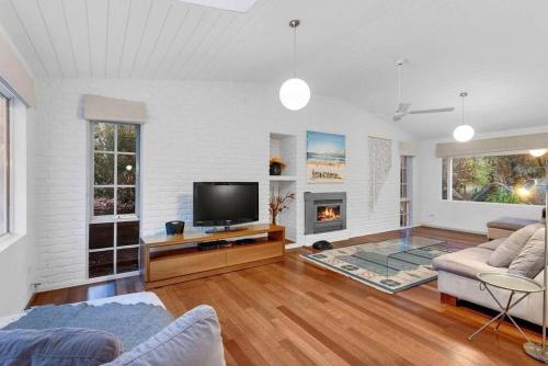 TV a/nebo společenská místnost v ubytování Archies - private coastal sanctuary, perfect for familes, linen included