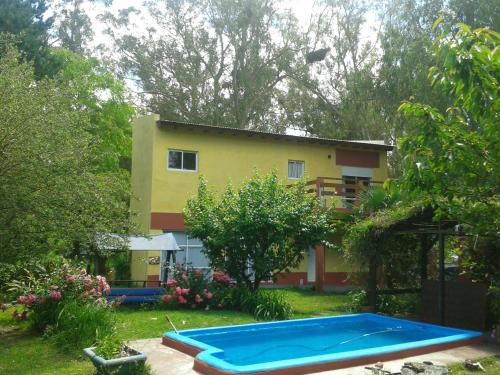 una casa con piscina frente a ella en Casa de campo Miramar Norte en Miramar