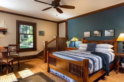 - une chambre avec un lit et un ventilateur de plafond dans l'établissement The Buckingham Inn, à Madison