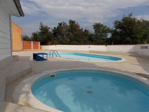 een groot zwembad met een patio bij House Buneta in Ližnjan