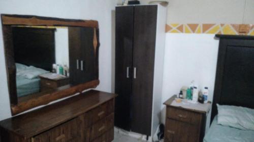 1 dormitorio con tocador de madera y espejo en El Juncalito en San Rafael