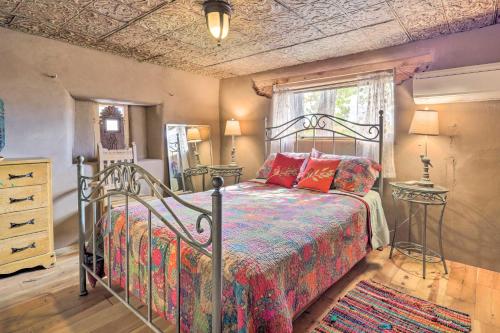 Katil atau katil-katil dalam bilik di Artsy Santa Cruz Apartment with Shared Hot Tub