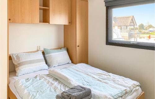 Cama pequeña en habitación con ventana en 2 Bedroom Pet Friendly Home In Breukelen, en Breukelen