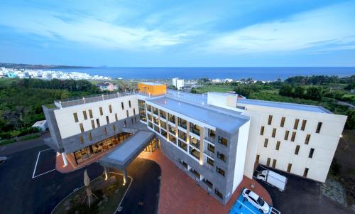 an overhead view of a building with a parking lot at Grand Mer Hotel Seogwipo Ocean in Seogwipo