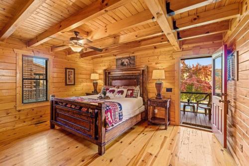 ein Schlafzimmer mit einem Bett in einem Blockhaus in der Unterkunft Bear Tracks in Gatlinburg