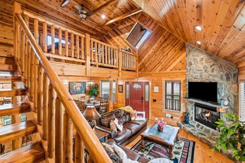 un soggiorno con divano e camino di Bear Tracks a Gatlinburg