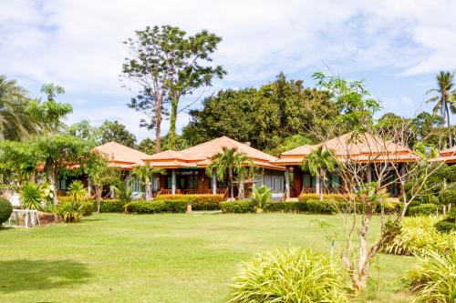 ein Haus mit Rasen davor in der Unterkunft Lanta Lapaya Resort in Ko Lanta