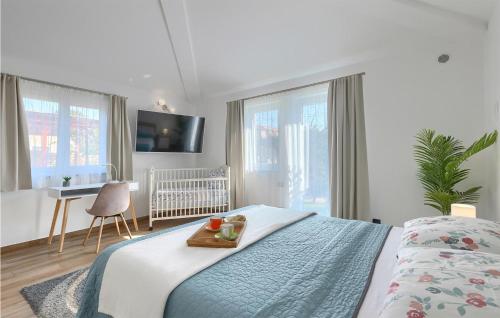 ein Schlafzimmer mit einem Bett und einem Tablett mit Essen drauf in der Unterkunft Awesome Home In Loborika With Heated Swimming Pool in Loborika