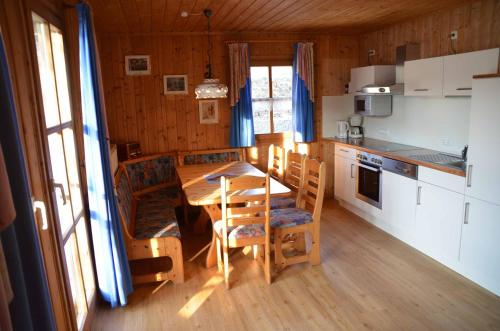 eine Küche und ein Esszimmer mit einem Tisch und Stühlen in der Unterkunft Kollerhof in Neunburg vorm Wald