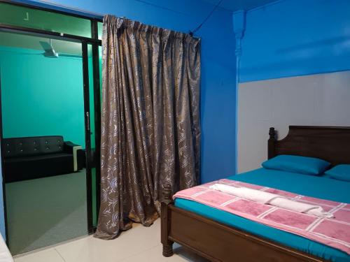 um quarto com uma cama e uma janela em Homestay Koperasi Surau Alfalah em Semporna