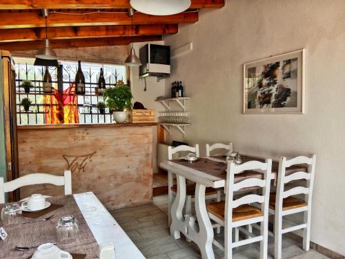 una sala da pranzo con tavolo, sedie e finestra di Relais Totì BeB bed e breakfast a Mogliano Veneto