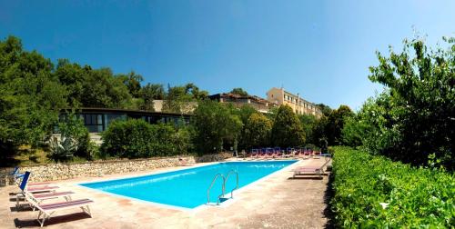 Der Swimmingpool an oder in der Nähe von Hotel Monteconero