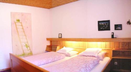 Zimmer mit 2 Betten und einer Leiter an der Wand in der Unterkunft Ferienwohnung Kuschel in Thanstein