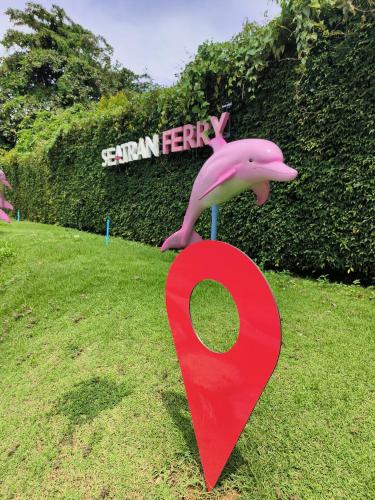 Taman di luar Nangkam Boutique Donsak