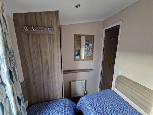 Ένα ή περισσότερα κρεβάτια σε δωμάτιο στο Seaside 8-Person Caravan at Rockley Park