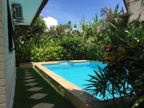een klein zwembad in een tuin met planten bij Villa Jasri 3 - 2 in Jasri