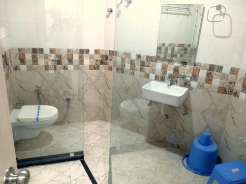 Un baño de Hotel Shri Gourav