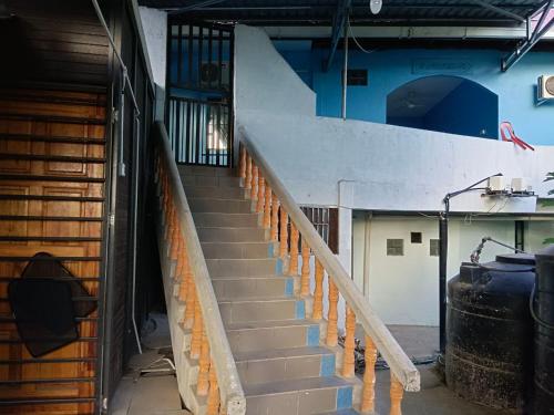 uma escada num edifício com uma escada em Homestay Koperasi Surau Alfalah em Semporna