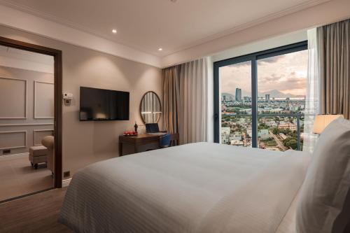 Un dormitorio con una gran cama blanca y una ventana en Luxury Beach Condo 5-star, Rooftop pool en Da Nang