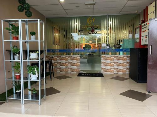 a restaurant with a lobby with plants on the wall at SY JERANTUT HOTEL in Jerantut