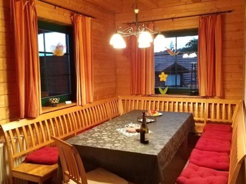 ein Esszimmer mit einem Tisch, Stühlen und Fenstern in der Unterkunft Berghaus Julia in Sankt Englmar