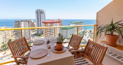 una mesa en un balcón con vistas al océano en Ambar Beach, en Calpe